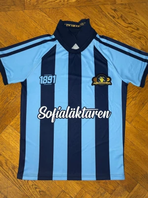  Sofialäktaren fotbolls tröja  - Snygg fotbollströja i ljusblått och mörkblått har inte haft på mig den mycket den har varit i min garderob mest köpte den innan vintern. 