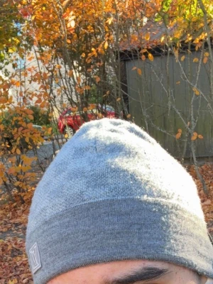 Grå mössa - Mössan är ribbstickad och har en diskret logga på kanten. Tillverkad i mjukt material som känns skönt mot huden. Priset är inte fast det går att pruta.
