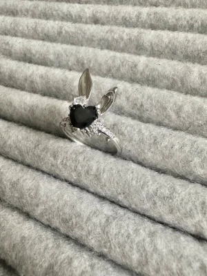 Bunny ring - Ringen är aldrig använd och 100 % rost- och nickelfri. Den är justerbar och passar därför alla! Hör gärna av dig om du har några frågor ☺️