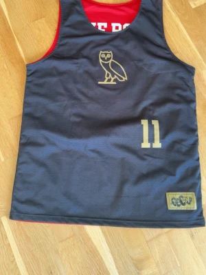 Drake VIP tröja  - 🔥 EXKLUSIV Drake VIP-tröja – Köpenhamn 2025 (OVO Limited Edition) 🔥  Säljer en äkta VIP-exklusiv tröja från Drake konsert i Köpenhamn sommaren 2025 (Royal Arena). Denna tröja delades endast ut till VIP-gäster och går inte att köpa i butik.  🖤 Detaljer: 	•	OVO-logga (ugglan) på framsidan 	•	Tryck: “THE BOY 11” på baksidan 	•	Färg: svart med gulddetaljer, röd 	 💎 Extremt begränsad upplaga – VIP-merch från denna turné är sällsynt och eftertraktad.  Perfekt för samlare eller riktiga fans som vill ha