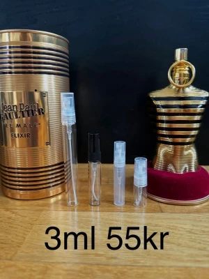 Jean Paul Gaultier le male elixir 3ml - Jean Paul Gaultier Le Male Elixir ✨ En superintensiv, söt och kryddig doft med vanilj och värme. Väldigt maskulin och kraftfull.  En riktig attention-grabber.  ❄️ Passar bäst: höst, vinter  ✨ För dig som vill ha max komplimanger.  🔥 Rekommenderar bundle – 15+ andra exklusiva parfymer finns.  Priser: 2ml – 39kr 3ml – 55kr 5ml – 69kr 10ml – 119kr  💎 1 ml ≈ ca 20st sprays
