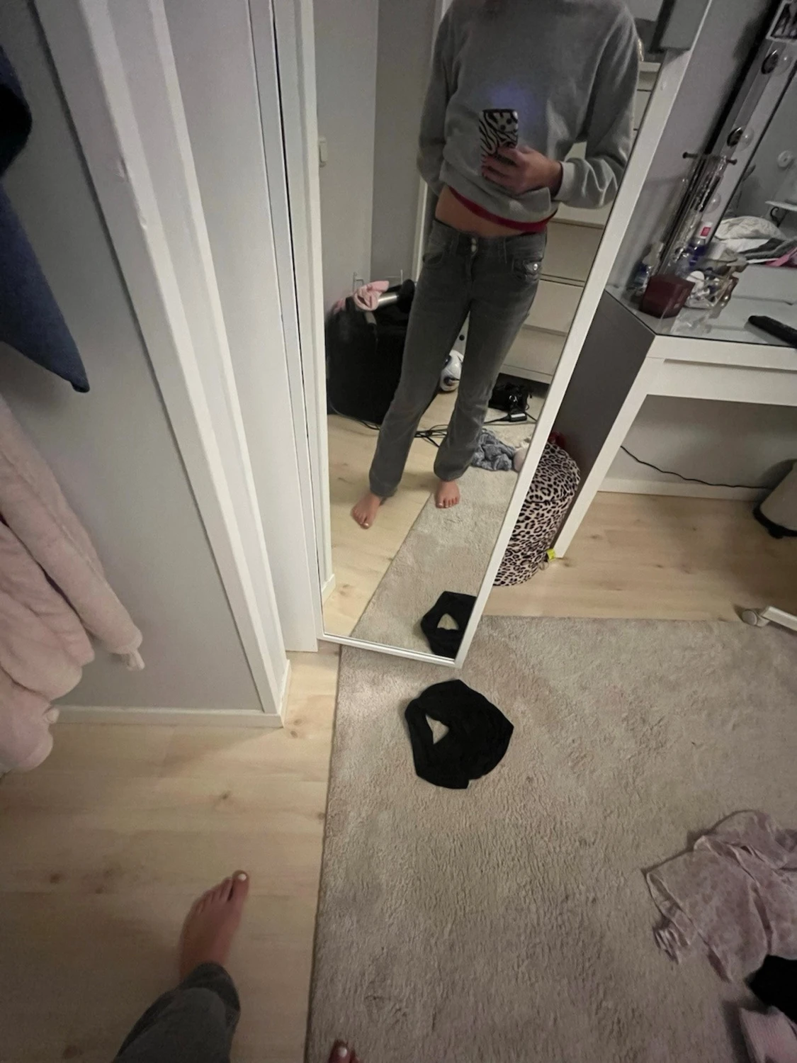 Grå bootcut jeans med slitningar - 5