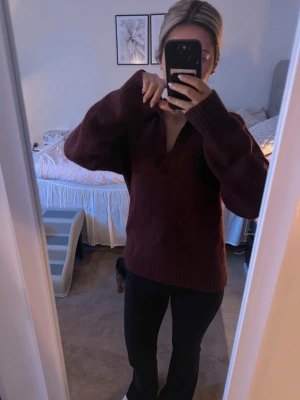 Stickad tröja  - Stickad v tröja i färgen vinröd. Strl xs❤️