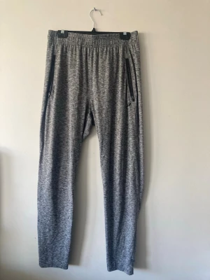 Gråmelerade mjukisbyxor 🩶 - Säljer gråmelerade mjukisbyxor i storlek M. Tror de är köpta från stadium. 🩶