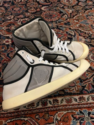 Gucci high top sneaker - Really cool sneakers from Gucci, these feature a beautiful Gucci branding on and has a really clean cream color. The shoes are in very good condition almost brand new!