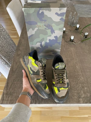 Valentino Rockrunners - Valentino Rockrunners i storlek 41 (passar även 42)                                                     Nypris≈ 5000, mitt pris= 799 Skorna är i fullt användbart skick.                                    Bara o höra av dig vid funderingar👑 