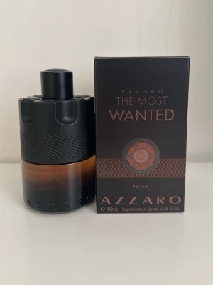 Azzaro The Most Wanted Parfum 100ml - Azzaro The Most Wanted Parfum är en herrdoft i en cool, svart och bärnstensfärgad flaska med industriell design. Flaskan rymmer 100 ml och har en robust, maskulin känsla. Doften kommer i en elegant svart kartong med kopparfärgade detaljer.