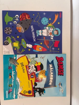 Två målarböcker, Bamse & rymdtema - Säljer dessa målarböcker ihop.  Två roliga målarböcker för barn säljs tillsammans. En med spännande rymdtema 🚀 och en med Bamse och hans vänner 🐻 (96 sidor). Perfekta för pyssel och kreativ lek!  Fint skick. Säljes ihop.  Båda målarböckerna har en sida där det har målats lite annars är målarböckerna tomma.
