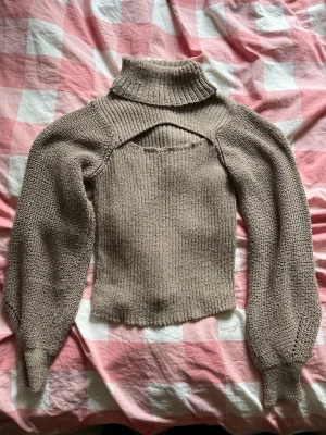 Beige stickad tröja med polokrage - Inga skador eller tecken på direkt användning. Skriv om ni har frågor eller vill ha fler bilder!💞