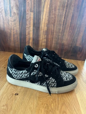 Zadig Voltaire sneakers - Säljer mina Zadig Voltaire sneakers! Köpta för 2800kr på Zalando och har varit mina favorit skor sen dess! Original box och påse följer även med. Passar till varje outfit både till finare och vardagliga tillfällen.Helt slutsålda och går därför inte att köpa längre. Dom är använda men ändå fint skick! Pris kan diskuteras!