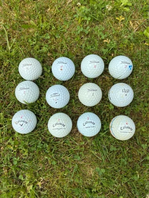Mix av golfbollar - C klass - Mix av flera toppmodeller däremot i C klass. Fortfarande spelbara. 12 st. Se bilder för alla märken samt modeller. Kontakta vid frågor:)