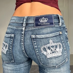 Vb jeans - Midjemått: 37cm rakt över, innerbenslängd: 75cm 💗
