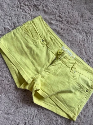 Vintage shorts - Jättefina gula shorts som passar jättebra när man är brun nu på sommaren! hade gärna behållit själv men dom är förstora så har tyvärr inga bilder där jag har dom på. Priset är distribuerat! 