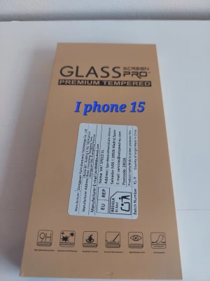 GLASS PRO skärmskydd iPhone 15 - Säljer ett GLASS PRO premium härdat skärmskydd till iPhone 15. 3 stycken. Skyddet är transparent och tillverkat av härdat glas för extra hållbarhet. Paketet innehåller en installationsguide och skyddet har 9H hårdhet för att motstå repor och stötar.