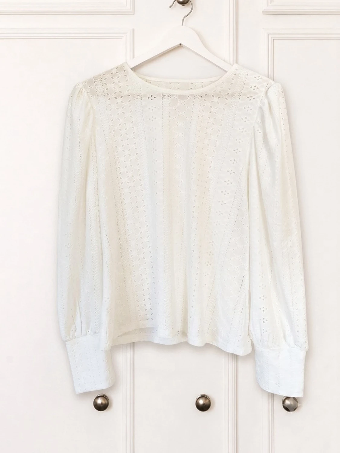 Vit broderad blus med lång ärm