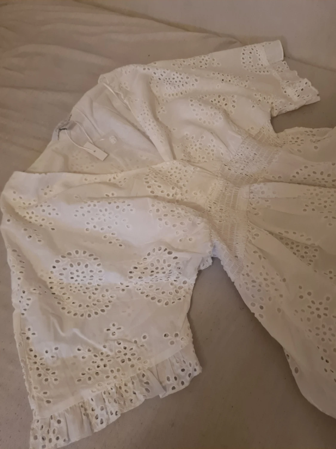 Vit omlottklänning med broderade detaljer - 1