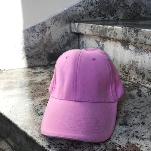 Rosa keps - En rosa keps, justerbar 💖