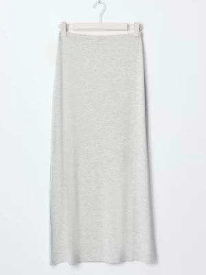 Ljusgrå långkjol i bomull - En stilren ljusgrå långkjol i mjukt bomullsmaterial. Kjolen har en rak passform och resår i midjan för extra komfort. Perfekt att matcha med crop tops eller oversized jackor för en clean och enkel look.