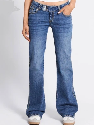 Blå bootcut jeans från 157 - Ett par klassiska blå bootcut jeans från 157 med fem fickor och snygga kontrastsömmar. Jeansen har normalhög midja och är tillverkade i denim med lätt tvättad look. Perfekta för en avslappnad och trendig stil. Lite slitna vid fötterna