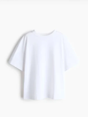 Vit oversized t-shirt i bomull - Klassisk vit t-shirt med oversized passform och rund halsringning. Tillverkad i mjuk bomull och har korta ärmar. Perfekt för en avslappnad och stilren look.