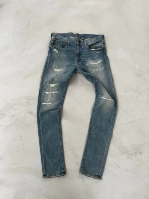 Ralph lauren denim och supply jeans - Tjena!  Jag säljer nu dessa ovanliga Ralph lauren supley and denim jeans. Storleken är w31 L32. Men skulle uppskatta mer som W30. Det finns 2 små hål där bak men inget som syns när man har på sig de (bild) Tveka inte på att höra av dig vid minsta fråga eller funderingen. Kan sänka priset vid snabb affär🙌