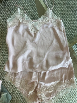Pyjamas set - Ljusrosa pyjamas i storlek XS/S, från H&M, använd endast en gång så den är som ny. Köpt för 400 kr 🤎