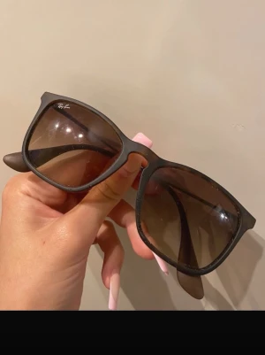  Ray-Ban solglasögon - Snygga solglasögon från Ray-Ban med klassisk wayfarer-form. 
