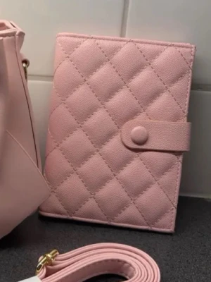 Rosa passfodral  - Quiltat rosa passfodral, helt nytt! Stängs med knapp💕