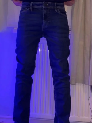 Mörkblå raka jeans från stock & hank - Snygga mörkblå jeans från stock & hank med rak passform och klassiska fem fickor. Jeansen har normal midja och är tillverkade i denim med en lätt stretch. Perfekta för en stilren och avslappnad look. Lappen är kvar och dem är helt nya, skriv om frågor 