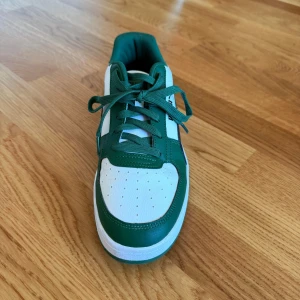 Puma Cavern 2.0 sneakers - Snygga sneakers från Puma i grönt och vitt med svarta detaljer. Skorna har klassisk låg profil, snörning och rund tå. Använda en eller två gånger.  