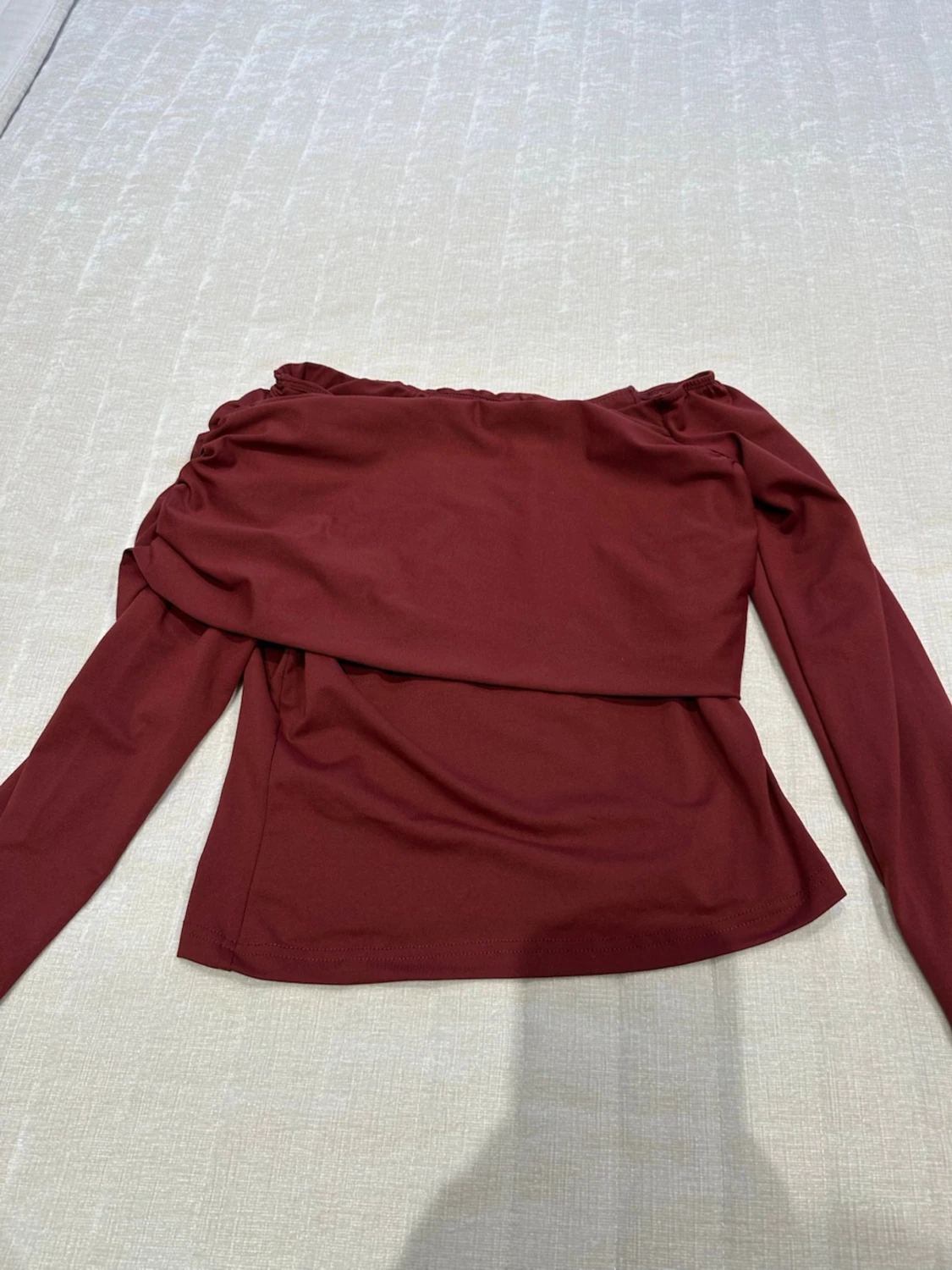 Vinröd offshoulder topp