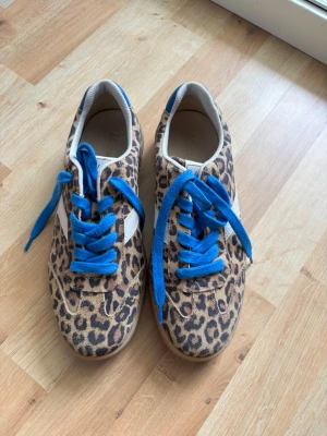 Sneakers - Helt nya, oanvända sneakers. Storlek 39. Kommer inte till användning🤍