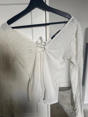 Vit långärmad topp med snörning, typ som en cover up - Super söt vit topp, funkar som cover up