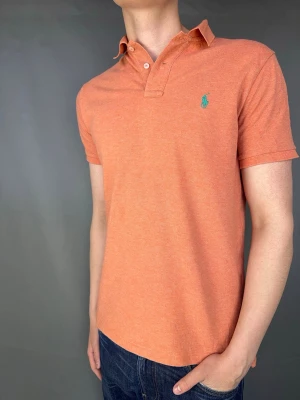 Ralph Lauren pike - Ralph Lauren Piké Märke: Polo Ralph Lauren Storlek: M Passform: Custom fit Färg: Orange Skick: Mycket bra Beskrivning: utan defekter. Modellen på bilden: 183 cm / 75 kg