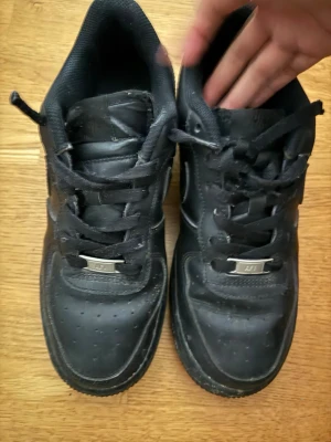 Af1 svarta - Säljer begagnad air forces använt bra tag bara små stenar under vill inte ha dem storlek 39 kan sänkas i priset