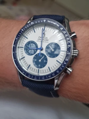 36" Speedmaster Snoopy 50th anniversary blå/vit klocka - Snoopy 50th anniversary Speedmaster Professional med blå textilarmband och blå/vit urtavla. Klockan har tre subdials, tachymeter på bezeln och detaljer i silver. Perfekt för dig som gillar klassisk och sportig stil.