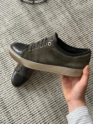 Lanvin skor - Snygga Lanvins. Bra skick, förutom att cap toen har spruckit lite samt har en repa på ena skon. Sulorna har är också ganksa slitna. Storlek: UK 7 (41/42). Men ändå billigt pris då de nya kostar 5000 kr. Skriv om du har några frågor