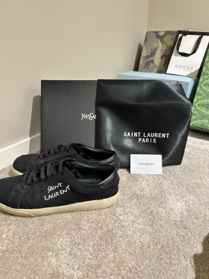 Saint Laurent skor - Tja, säljer nu mina par saint Laurent skor som är väldigt sparsamt använda! De är size 42 o h sitter normalt i storlek. Fraktar så snabbt jag kan ! Mvh Melwin😊