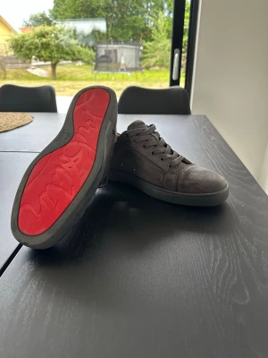 Loubs - Säljer ett par riktigt feta loubs i strl 45💯               Använda max 5 gånger då dem inte passade✅     Hör bara av dig vid minsta fundering!                     Priset är ej hugget i sten!