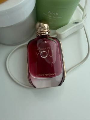 Emporio Armani Power of You parfym - Emporio Armani Power of You parfym i en elegant glasflaska med rundade former. Flaskan har en djup röd färg som tonar ut mot transparent i botten och ett guldfärgat lock. Stilig och modern design som känns lyxig och ungdomlig.
