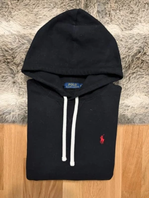 Svart Ralph Lauren hoodie  - Hoodie från Ralph Lauren size S men passar också i M köpt på Zalando haft på ett par gånger men i perfect skick och inga defekter priset är inte fast i sten så kom med bud och kontakta om du har frågor eller vill ha bilder nypris:2,300 mitt pris 849