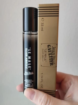 Jean Paul Gaultier Le Male Elixir Absolu - Jean Paul Gaultier Le Male Elixir Absolu Perfume. 33ml bottle. New! A great winter/fall fragrance. Felmärkt med edt på box. Men detta är en EDP/Elixir.