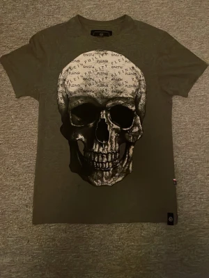 Philipp plain tshirt - Säljer denna otroligt feta philipp plain t shirten! Aldrig använd storlek s-m! Tveka inte att skriva vid minsta fundering😁 sänker pris vid snabb affär!
