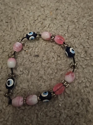 Armband med rosa och blå pärlor - Fint armband i bra kvalitet. Passar större handleder, pris kan diskuteras.