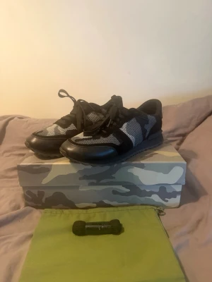Valentino rockeunners  - Fräscha valentino skor, extremt sköna och bra skick. Box medkommer och extra snören. Storlek 43, pris kan diskuteras vid snabb affäe