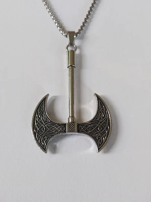 Halsband vikinga motiv  - Silvrigt halsband vikinga yxa med blad på båda sidorna och fina detalje. Materialet rostfritt stål 