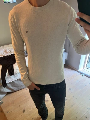 Beige stickad tröja Tommy Hilfiger - Snygg beige tröja i cashmereblandning från Tommy hilfiger