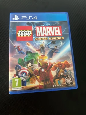 LEGO Marvel Super Heroes PS4 spel - Säljer spelet LEGO Marvel Super Heroes till PlayStation 4. Omslaget är blått och spelet har färgglada illustrationer av Marvel-karaktärer i LEGO-format, som Iron Man, Hulk och Spider-Man. Perfekt för dig som gillar action och superhjältar i LEGO-världen.