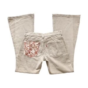 Vintage Levi’s lowwaist/ lowrise bootcut/ flare manchesterbyxor/ byxor, hippie/ boho/ bohemiska/ bohemian/ 60s/ 60tal/ 70s/ 70tal - Supersnygga lågmidjade utsvängda manchesterbyxor från Levi’s! Med påsydd mönstrat tyg på ena fickan, 100% bomull 