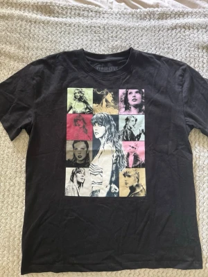 Taylor Swift The Eras Tour t-shirt - Svart ’The Eras Tour’ T-shirt. Endast använd 2 gånger, storlek S. 